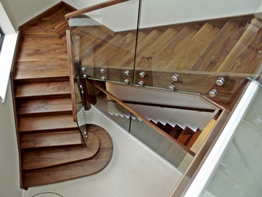 Стеклянные лестничные ограждения: тренды и цены в Казахстане - фото KAZSTEKLO Стеклянные лестничные ограждения: тренды и цены в Казахстане - фото KAZSTEKLO