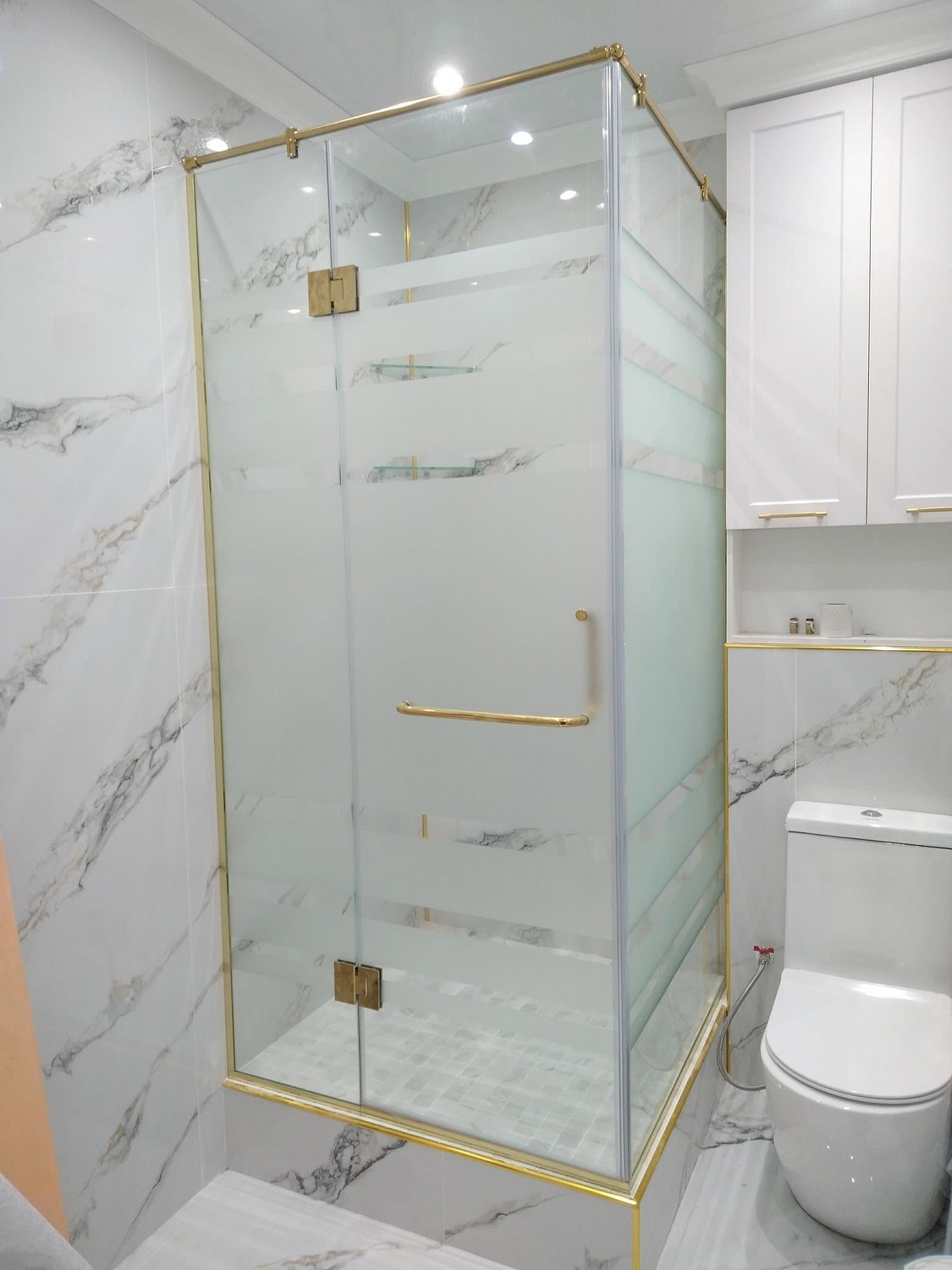 Изготовление и установка стеклянных душевых перегородок - фото Казстекло