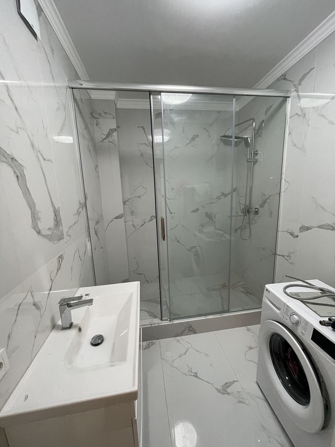 Изготовление и установка стеклянных душевых перегородок - фото Казстекло