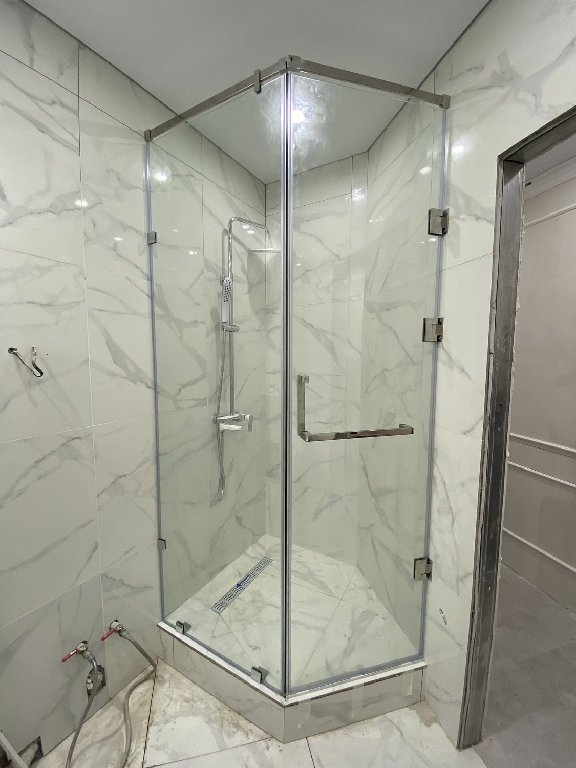 Изготовление и установка стеклянных душевых перегородок - фото Казстекло