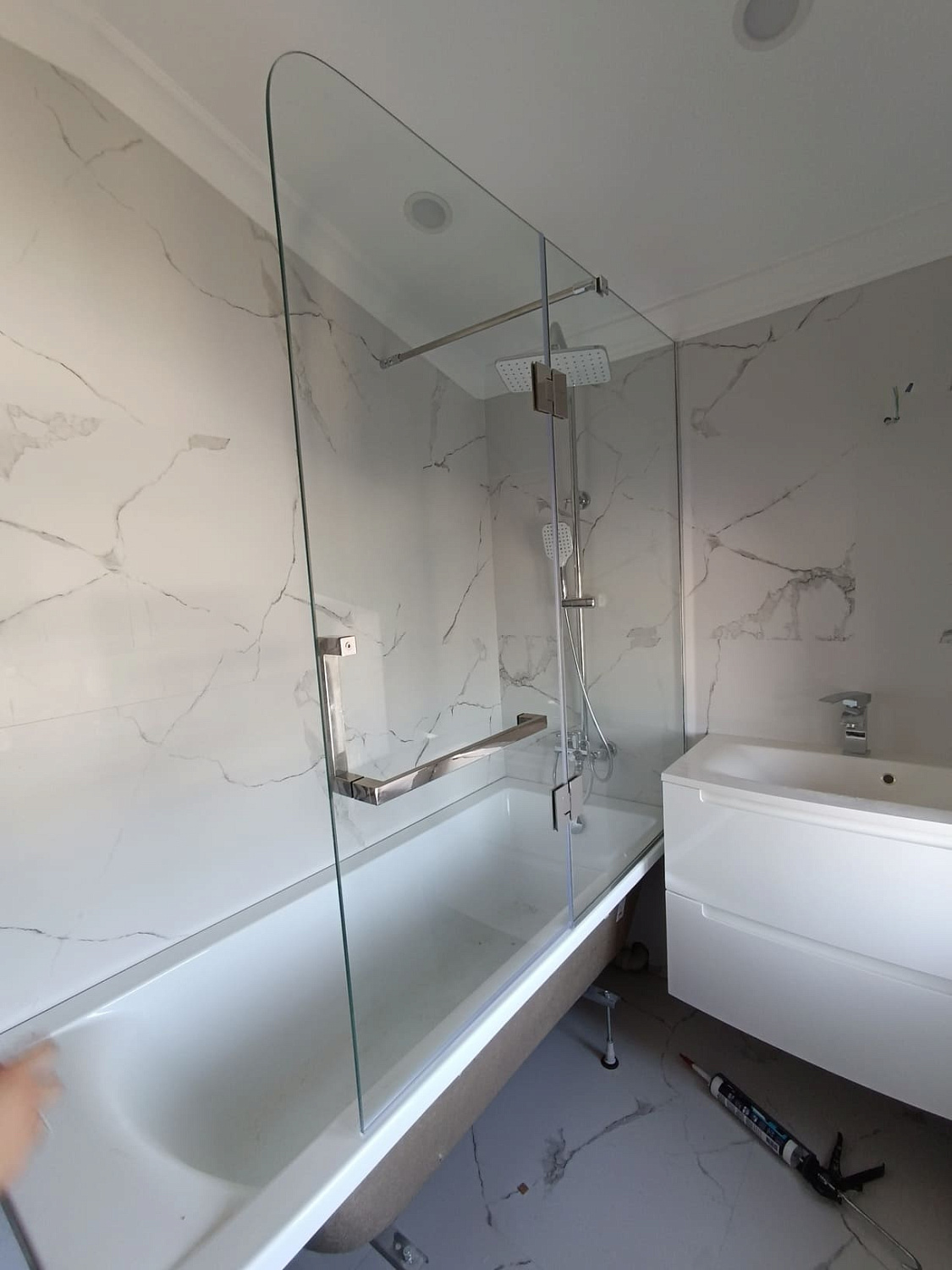 Жуынатын бөлмесіне арналған шыны бөлгіштер жасау - фото Казстекло