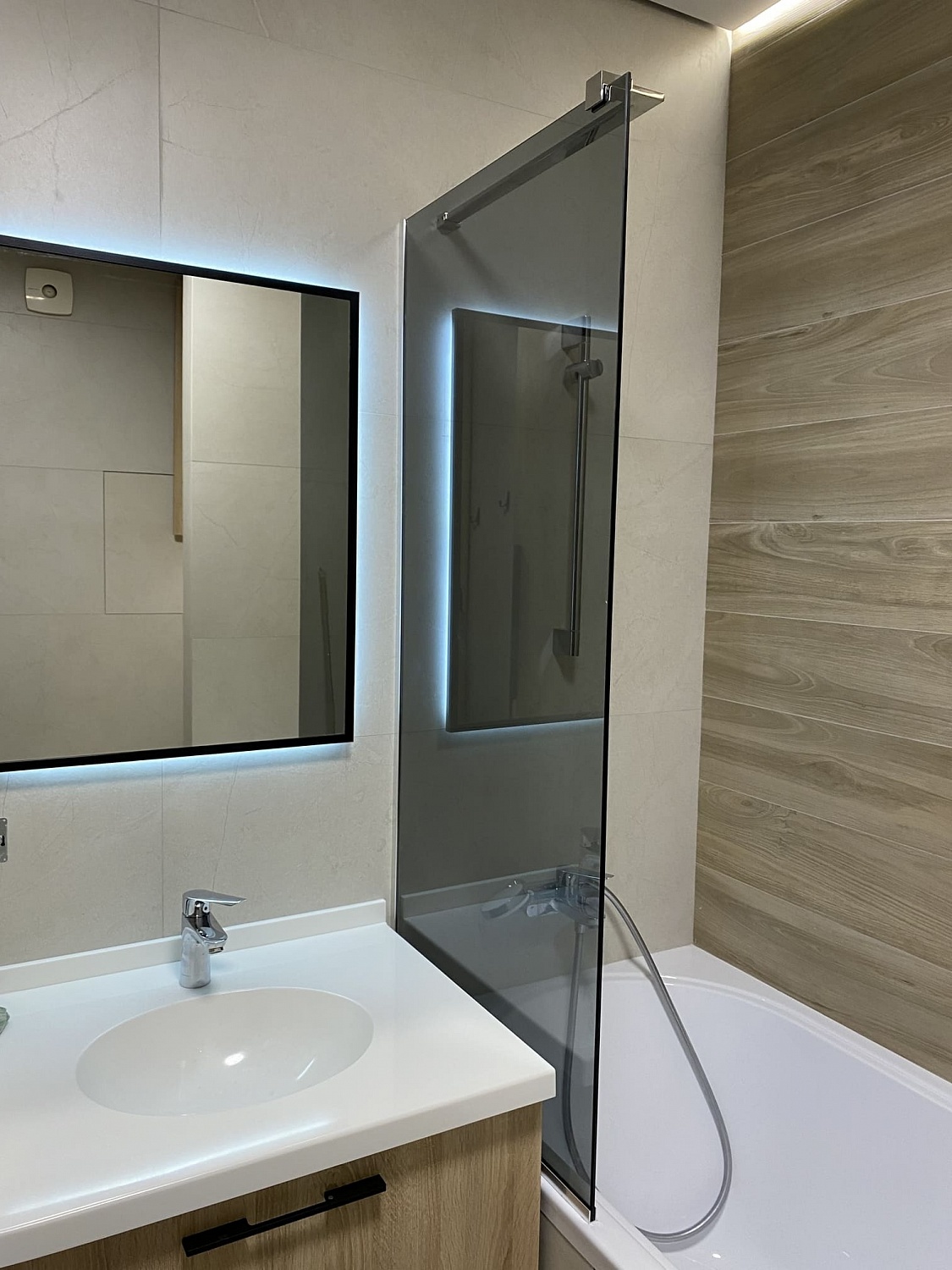 Изготовление стеклянных шторок для ванной комнаты - фото Казстекло