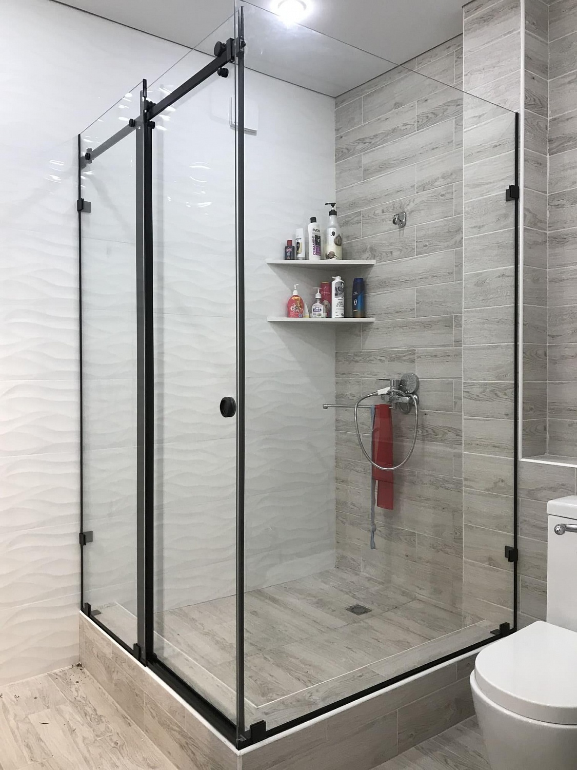 Изготовление и установка стеклянных душевых перегородок - фото Казстекло