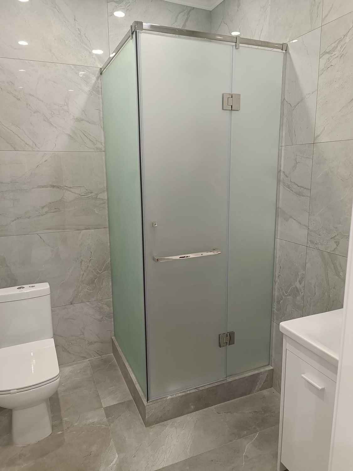 Изготовление и установка стеклянных душевых перегородок - фото Казстекло