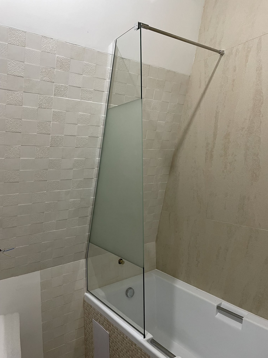 Изготовление стеклянных шторок для ванной комнаты - фото Казстекло