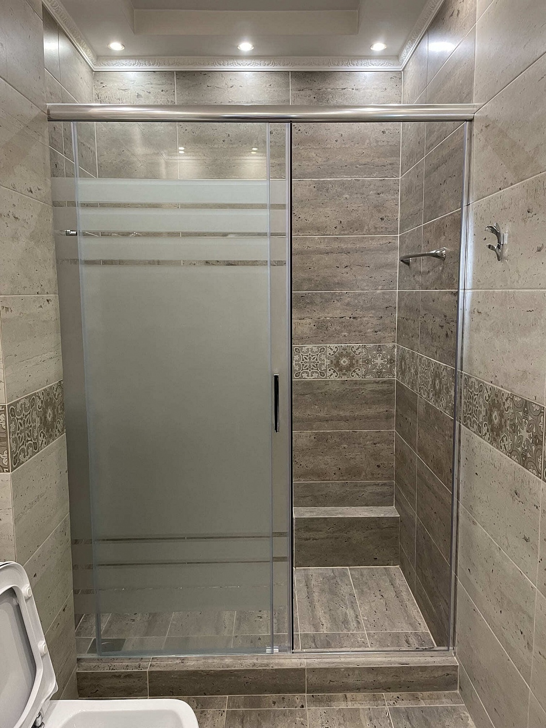 Изготовление и установка стеклянных душевых перегородок - фото Казстекло