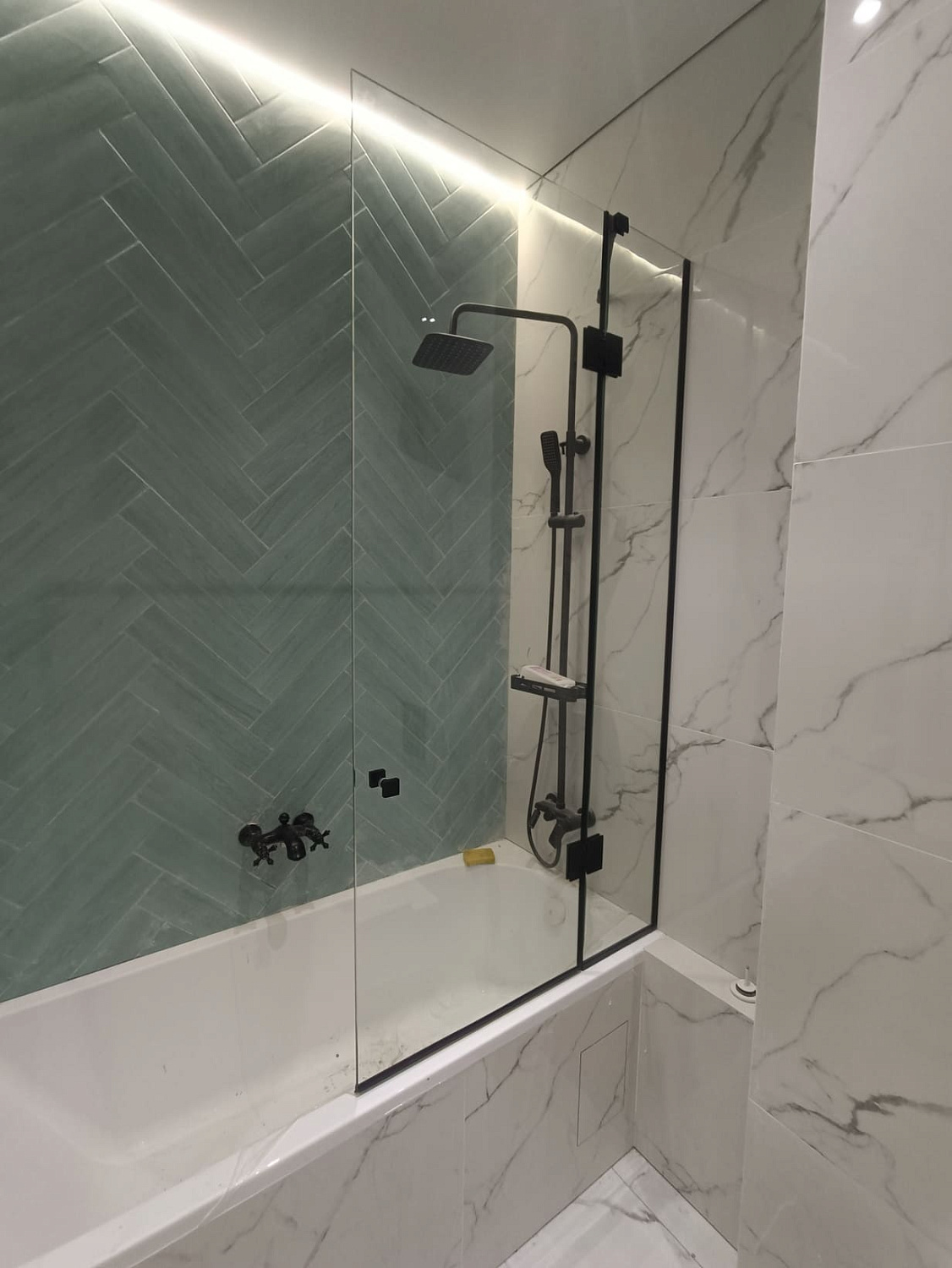 Жуынатын бөлмесіне арналған шыны бөлгіштер жасау - фото Казстекло