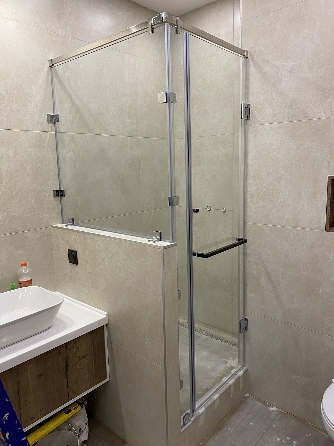 Изготовление и установка стеклянных душевых перегородок - фото Казстекло