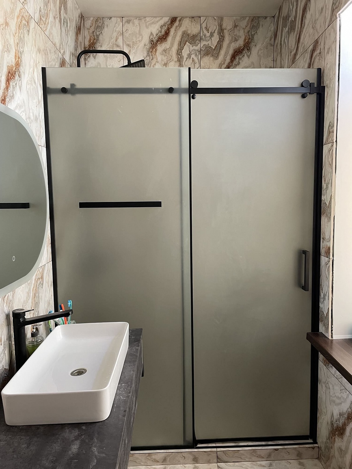 Изготовление и установка стеклянных душевых перегородок - фото Казстекло