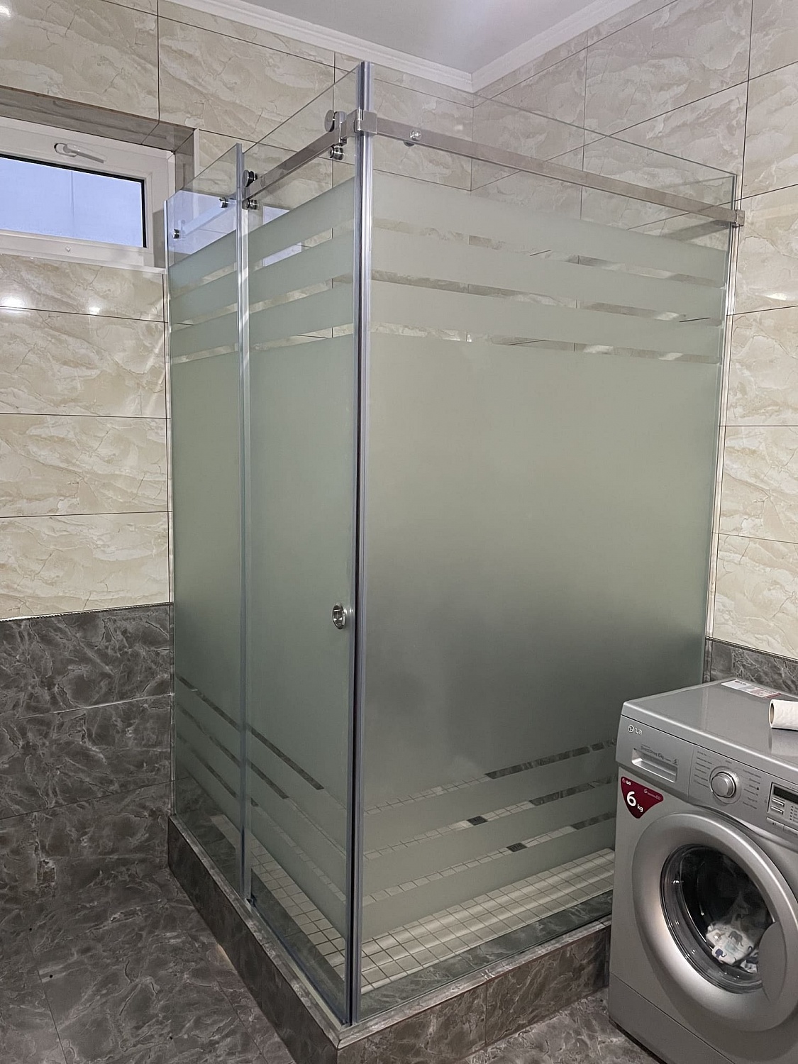 Изготовление и установка стеклянных душевых перегородок - фото Казстекло