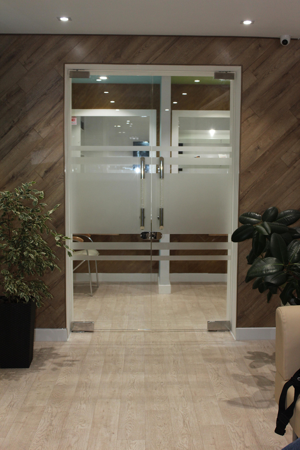 Изготовление стеклянных офисных перегородок - фото KAZSTEKLO