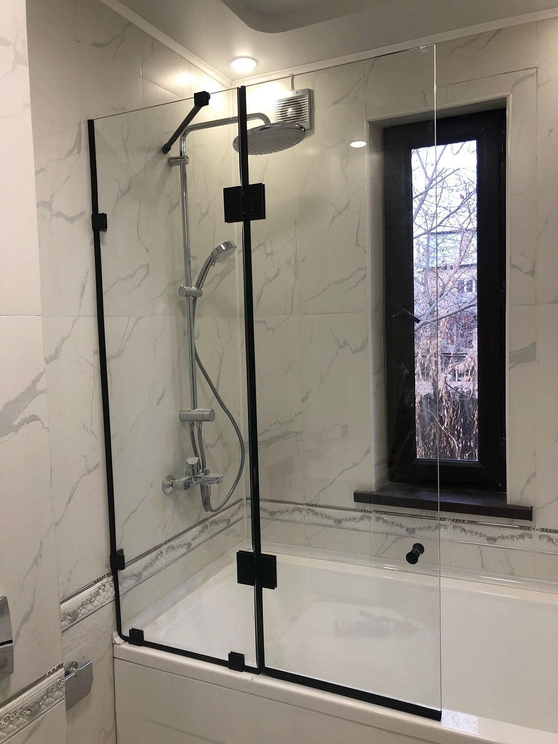 Жуынатын бөлмесіне арналған шыны бөлгіштер жасау - фото Казстекло