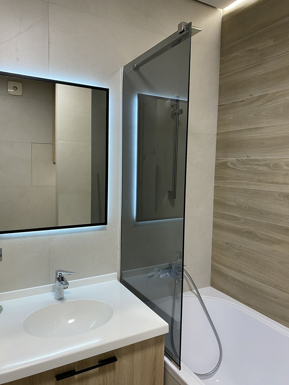 Жуынатын бөлмесіне арналған шыны бөлгіштер жасау - фото Казстекло